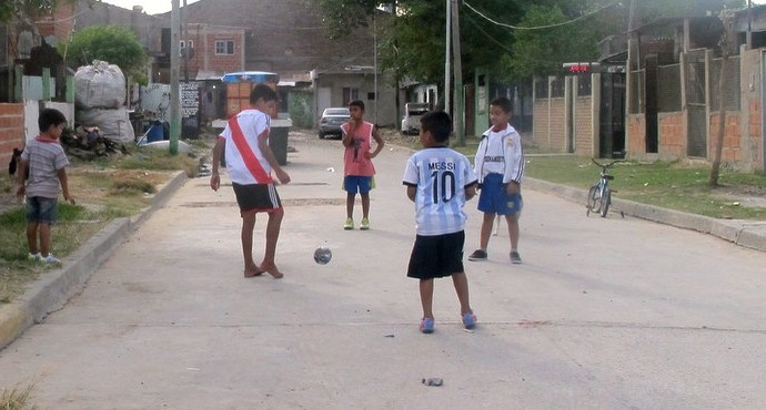 Zequinha e o futebol na rua